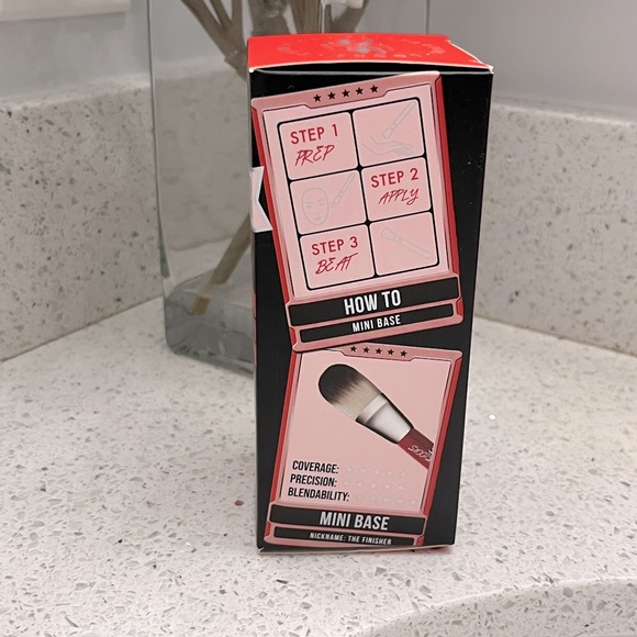 FLIRTACIOUS LOOKS COSMETICS The Perfect Duel: Foundation Travel Set - Picture 6 of 7